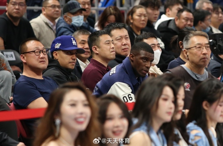 真籃球迷！國(guó)安外援法比奧攜玉昆外援科斯塔來(lái)到五棵松觀戰(zhàn)CBA