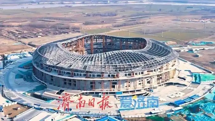 魯媒：戴上1.6萬噸“鋼鐵巨冠”，黃河體育中心球場完成屋蓋施工