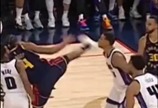 抬腳過高踢到了對手下巴！NBA官方：穆迪這一動作被判1級惡犯