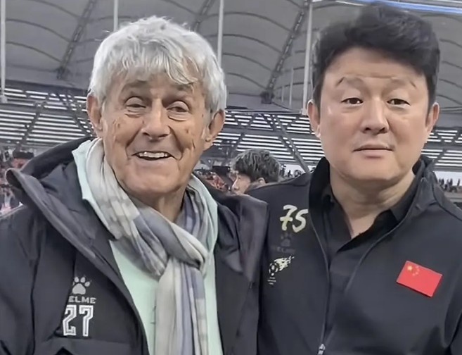 有點(diǎn)像？米盧差點(diǎn)將青島籍演員張磊誤認(rèn)為是孫繼海