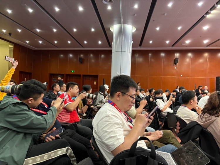 萬眾矚目！記者擠滿國足賽前新聞發(fā)布廳，賽場記者預(yù)計超300人