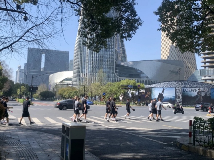 心態(tài)放松，有網(wǎng)友拍到澳大利亞隊早上在萬象城citywalk