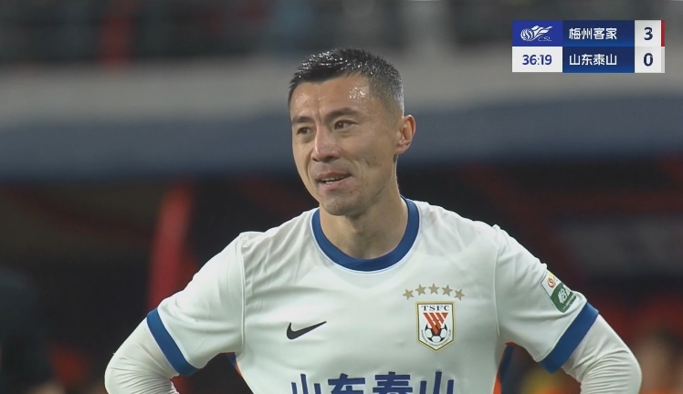34分鐘0-3落后！36歲鄭錚苦笑36歲大雷沮喪 替補席黃政宇神態(tài)輕松