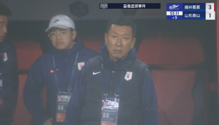 半場1-3落后遞補(bǔ)隊！場邊的崔康熙表情焦急
