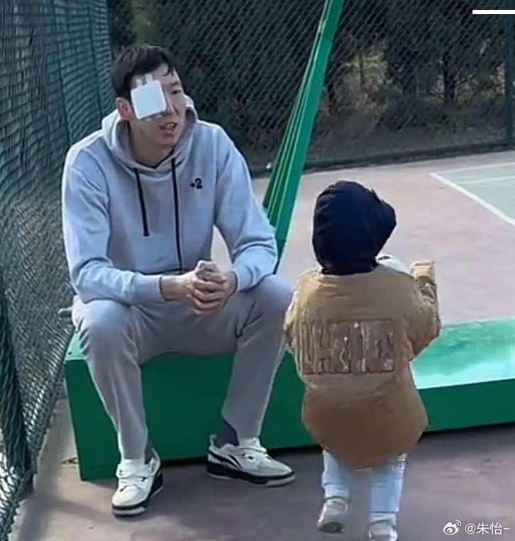 顧家好男人！記者曬出周琦手術(shù)后回歸家庭帶娃照片