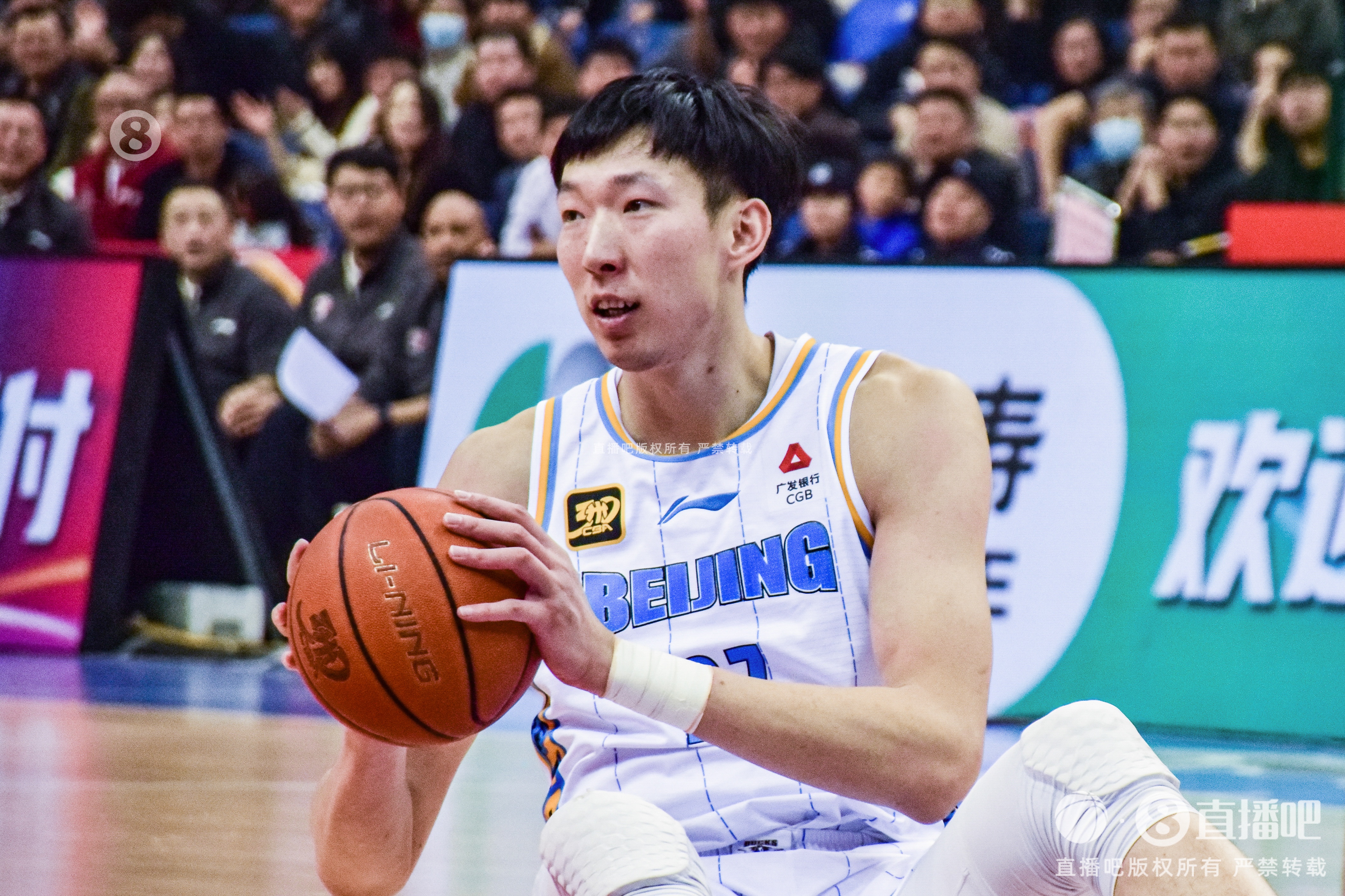 定海神針！周琦內(nèi)線攻防在線 半場6中5貢獻(xiàn)12分6籃板2蓋帽