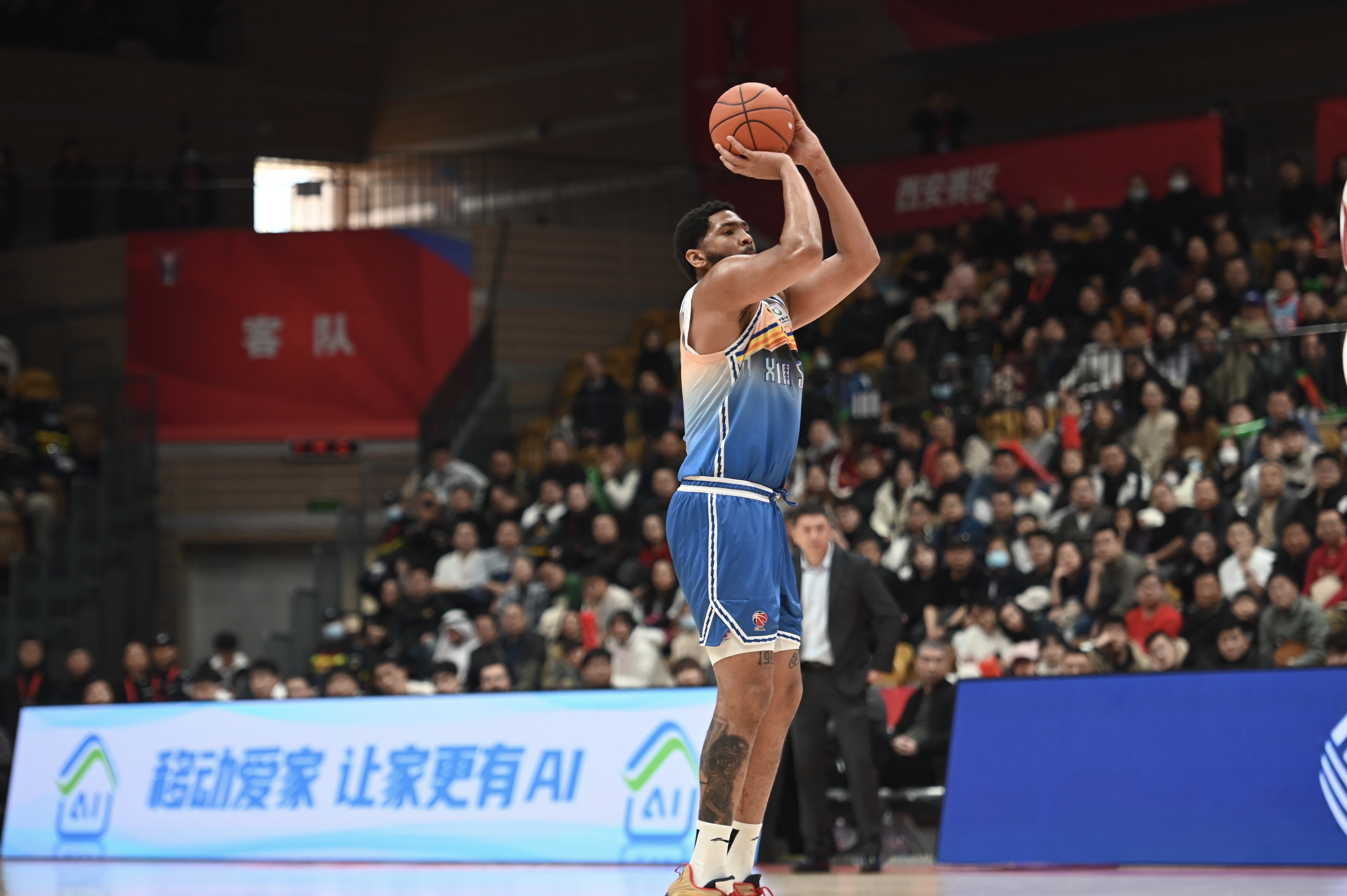 手感火熱！勞森半場7中6高效砍下17分5籃板 首節(jié)15分