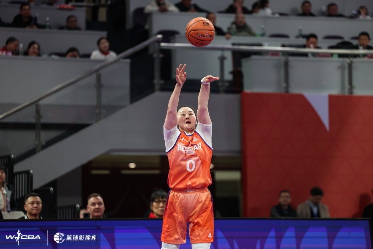 表現(xiàn)可以！武桐桐15分鐘10中6拿到15分3板4助